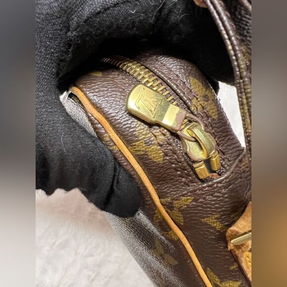 LOUIS VUITTON-SL0050 Danube Monogram Canvas Crossbody - Picture 4 of 15